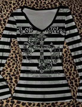 Camiseta de manga larga de corte slim con cuello en V, estampado gráfico de rayas negras y grises con letra gótica y cruz, estilo vintage punk. Vers - Shein - FashionsVida