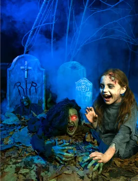 Sprechende Hexe mit Leuchtaugen Halloween-Bodendekoration grau 90cm - Widmann - FashionsVida