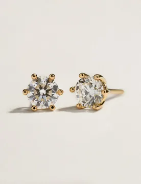 Pendientes en oro amarillo de 18k con diamantes en talla brillante con un peso total de 0,60ct - El Corte Inglés - FashionsVida
