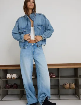 D91 Wide-Leg-Jeans mit tiefem Bund MITTELBLAUER WASHED-LOOK IM HELLEN JEANSBLAU 32 - Stradivarius - FashionsVida