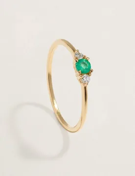 Anillo tresillo de oro amarillo de 18K con esmeralda y 2 diamantes en talla brillante - El Corte Inglés - FashionsVida