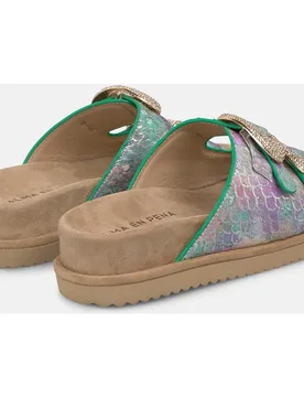 Sandalias planas de mujer con tiras anchas con hebilla metálica con detalle pedrería - Alma en Pena - FashionsVida