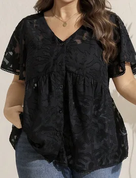 Blusa de mujer talla grande con escote en V, volantes y manga corta, abotonada en negro, estilo babydoll para festivales musicales. Blusa negra de fie - Shein - FashionsVida