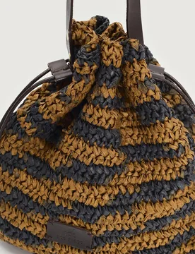 Bandolera de mujer con textura rafia estilo bucket - Nice Things - FashionsVida