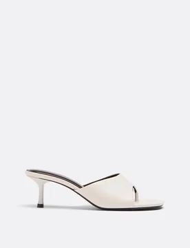 Thong-Sandalen mit Absatz NATUR 36 - Stradivarius - FashionsVida