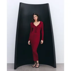 Vestido con volante en escote