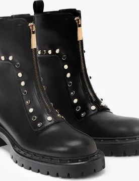 Botines biker de mujer planos con detalles aplicaciones perlas y tacha lc - Lola Casademunt - FashionsVida