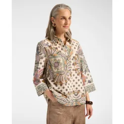 Camisa de mujer de muselina estampada con mangas de tres cuartos ajuste regular cierre con botones