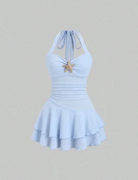 Vestido mini divertido con cuello halter, frente con lazo, tela texturizada, decoración metálica y volantes en el bajo, adecuado para playa y vacaci - Shein - FashionsVida