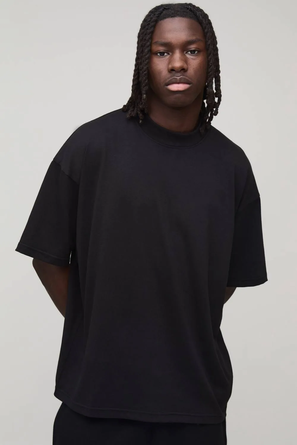 Herren Basic Oversized T-Shirt mit verlängertem Ausschnitt Black Größe Small - boohooMAN - FashionsVida