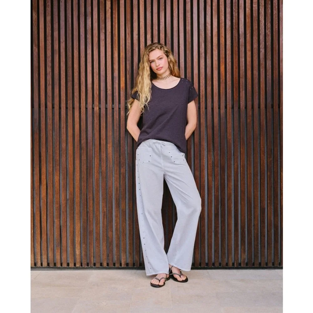 Camiseta de mujer con cuello olla y tachas - Green Coast - FashionsVida