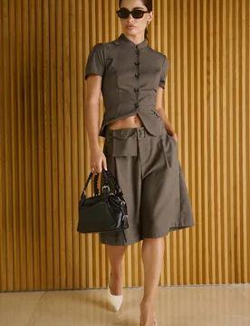Elegante Bermudashorts mit Gürtel Braun 40 - Stradivarius - FashionsVida