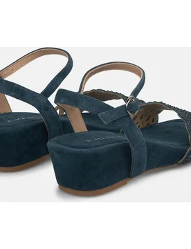 Sandalias de cuña de mujer en piel con tira con dibujo de flores y cierre de hebilla - Alma en Pena - FashionsVida