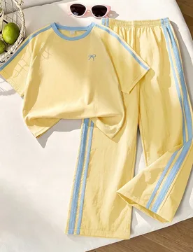 Conjunto de camiseta para niñas preadolescentes, estilo deportivo, camiseta de manga corta con bloques de color rosa y verde oscuro y pantalones cort - Shein - FashionsVida