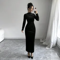 Vestido asimétrico de terciopelo con plisados y abertura L
