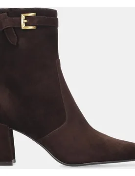 Botín de mujer en serraje con adorno hebilla y tacón bloque - Lola Cruz - FashionsVida