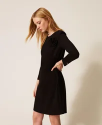 Robe courte avec broche florale