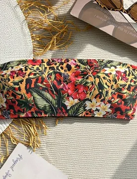Top de bikini bandeau con estampado aleatorio de leopardo, adecuado para atuendos de vacaciones de playa de verano S - Shein - FashionsVida