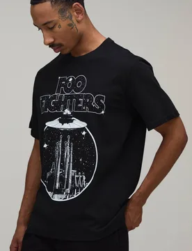 Herren Übergroßes Foo Fighters Weltraum-Lizenz-Print Oberteil Black Größe XL - boohooMAN - FashionsVida