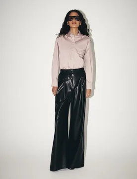Pantalón efecto piel pinzas - Sfera - FashionsVida