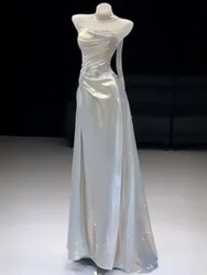 A new light luxury and niche toasting dress for strapless banquet host