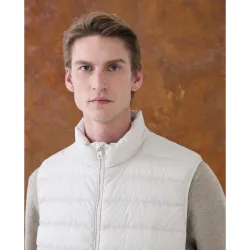 Chaleco ligero de hombre con poliéster reciclado y pluma natural