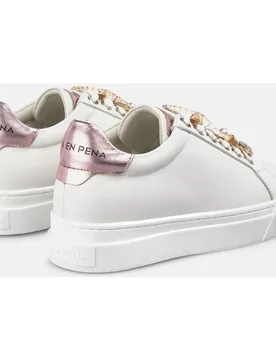 Zapatillas deportivas de mujer de piel con cierre mediante cordondes con detalle decorativos - Alma en Pena - FashionsVida