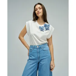 Camiseta con aplicación floral en denim de mujer