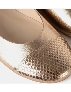 Bailarina de punta redonda confeccionada en napa metalizada y piel grabada efecto serpiente - Farrutx - FashionsVida