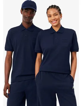 Polo unisex de corte clásico con detalles de marca en relieve en azul de manga corta - Lacoste - FashionsVida
