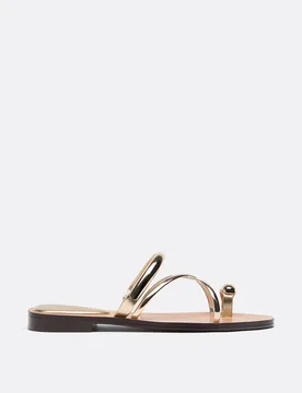 Flache Sandalen mit Riemchendetail GOLD 36 - Stradivarius - FashionsVida