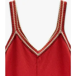 Vestido midi de tirantes con bordados decorativos