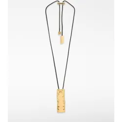Collar con pieza alargada y cordón regulable