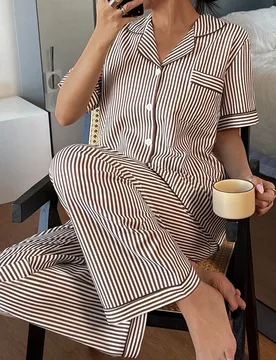 Conjunto de pijama de manga corta con cuello a rayas - Shein - FashionsVida