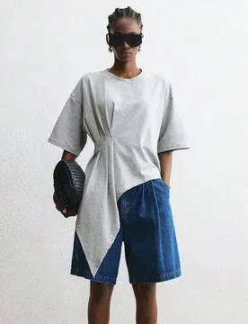 Camiseta de cuello redondo gris minimalista y moderna con manga acampanada y detalle de pliegues asimétricos, estilo europeo y americano, holgada y f - Shein - FashionsVida
