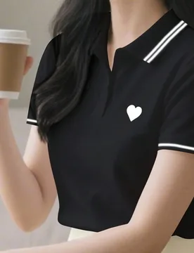 Camiseta gráfica de mujer con cuello polo de manga corta, estilo casual con rayas en forma de corazón M - Shein - FashionsVida