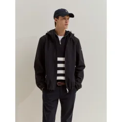 Chaqueta de hombre de tejido técnico con capucha