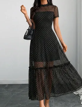 Vestido maxi de verano con cuello redondo, manga corta, volantes en la cintura y bajo, estampado floral colorido sobre base negra elegante y gótica X - Shein - FashionsVida