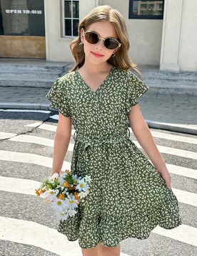 Vestido casual corto de niña preadolescente con cuello en V, manga acampanada con volantes, cinturón y estampado floral verde disty 8Y - Shein - FashionsVida