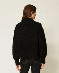 Pull avec torsades et crochet