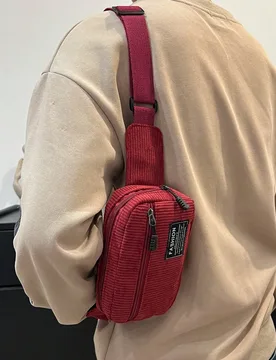 Bolso de pecho pequeño para hombre, de tela de pana de color liso, versátil, de moda y casual - Shein - FashionsVida