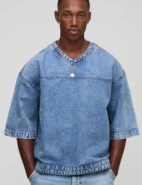 Herren Oversized Boxy V-Ausschnitt Denim Hockey T-Shirt Mid Blue Größe Large - boohooMAN - FashionsVida