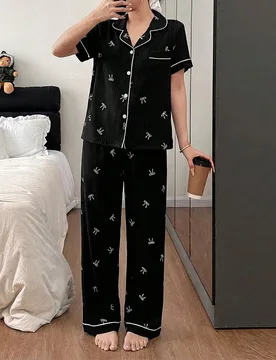 Conjunto de pijama para mujer con estampado de lazo a rayas en color rosa, de manga corta y cuello solapa - Shein - FashionsVida