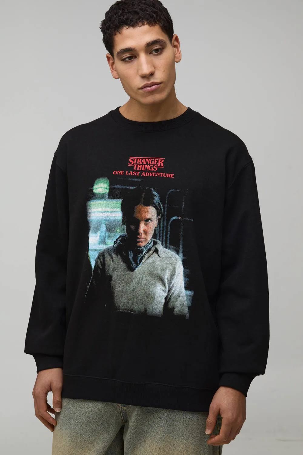 Herren Oversized Stranger Things Lizenz-Sweatshirt mit Print Black Größe 4XL - boohooMAN - FashionsVida