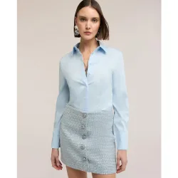 Camisa de mujer de popelina cuello de vela y abotonadura inglesa