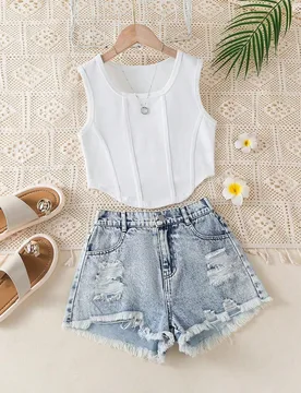 Conjunto de 2 piezas para niñas con top de tirantes de cuello redondo casual y versátil y shorts de mezclilla vintage desgastados para uso diario li - Shein - FashionsVida