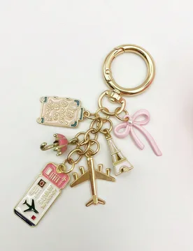 Pieza/3 piezas Llavero colgante de viaje elegante y de moda con lazo rosa, accesorio DIY con avión de gota de aceite, tarjeta de embarque, pasaporte - Shein - FashionsVida