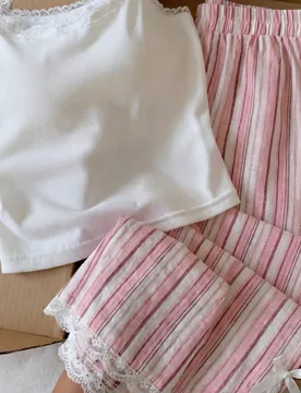 Conjunto casual y lindo de top camisola con patchwork de encaje y pantalones a rayas para mujer, ropa de vacaciones y descanso de verano en blanco y r - Shein - FashionsVida