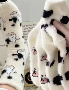 Pares de calcetines de tripulación de felpa con lindo patrón de vaca, calcetines de felpa de coral engrosados, medias para mujer, suaves y cómodos, - Shein - FashionsVida