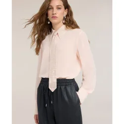 Camisa de mujer de georgette con cuello y corbata de strass ajuste regular cierre con botones